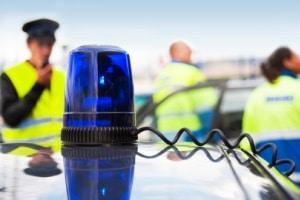 Interpretation eines blauen Blinklichts an einem Fahrzeug