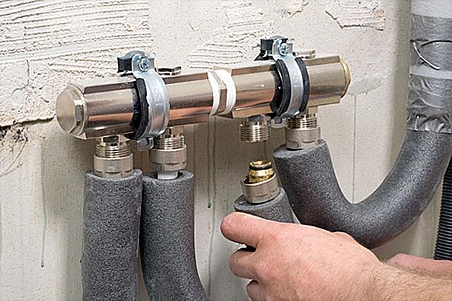 Wasserleitung selbst verlegen oder Fachmann beauftragen? Vor- und Nachteile im Überblick