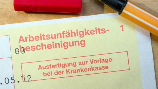 Krankschreibung ohne Bettruhe: Welche Aktivitäten sind erlaubt? Krankschreibung ohne Bettruhe: Welche Aktivitäten sind erlaubt?