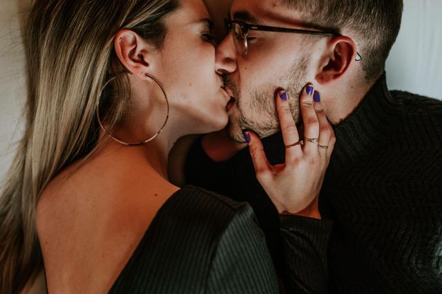 Der perfekte Kuss: Wie man durch das Küssen einen Mann besser kennenlernen kann Der perfekte Kuss: Wie man durch das Küssen einen Mann besser kennenlernen kann