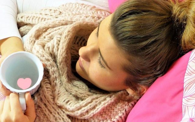 Natürliche Heilmittel bei Schüttelfrost: So lindern Sie das unangenehme Symptom Natürliche Heilmittel bei Schüttelfrost: So lindern Sie das unangenehme Symptom