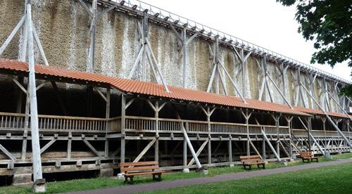 Die Funktionsweise eines Gradierwerks: Salzgewinnung und Gesundheitseffekte Die Funktionsweise eines Gradierwerks: Salzgewinnung und Gesundheitseffekte