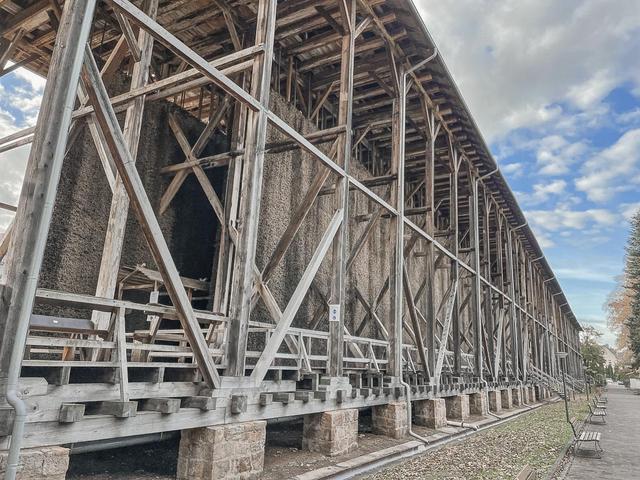 Die gesunde Wirkung von salziger Luft: Ein Blick auf Gradierwerke Die gesunde Wirkung von salziger Luft: Ein Blick auf Gradierwerke