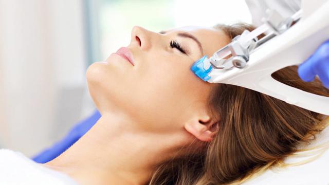 Schmerzfreie Hautbehandlung mit Mesotherapie: Alterserscheinungen verschwinden Schmerzfreie Hautbehandlung mit Mesotherapie: Alterserscheinungen verschwinden