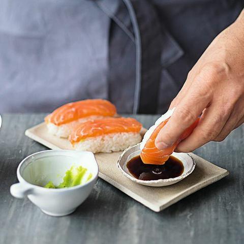 Nigiri-Sushi: Eine kurze Anleitung zur Zubereitung und Verkostung Nigiri-Sushi: Eine kurze Anleitung zur Zubereitung und Verkostung