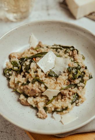 Orzotto – die perfekte Kombination aus traditionellem Risotto und herzhaften Graupen. Orzotto – die perfekte Kombination aus traditionellem Risotto und herzhaften Graupen.