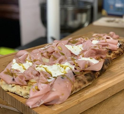 Pinsa: Die Geheimzutat für eine lockere und feste Teigstruktur Pinsa: Die Geheimzutat für eine lockere und feste Teigstruktur