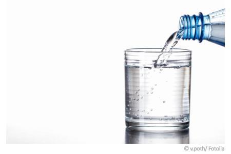 Tafelwasser vs. Leitungswasser: Vor- und Nachteile im Vergleich. Tafelwasser vs. Leitungswasser: Vor- und Nachteile im Vergleich.
