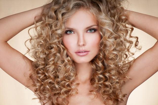 Dauerwelle: Preise und Unterschiede je nach Haarlänge und -typ Dauerwelle: Preise und Unterschiede je nach Haarlänge und -typ