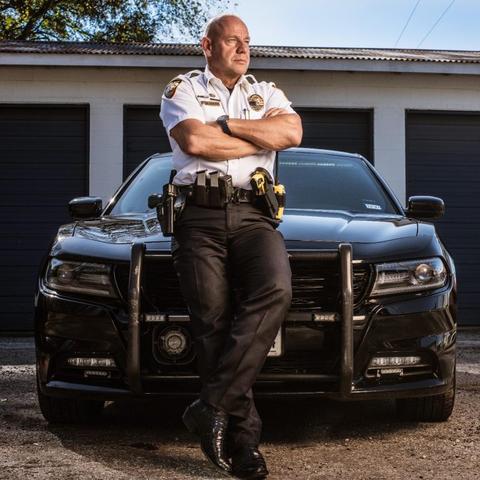 Manfred Gilows Karriere nach der Einwanderung: Vom Gastronomiebereich zur Polizei Manfred Gilows Karriere nach der Einwanderung: Vom Gastronomiebereich zur Polizei