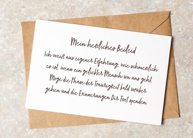 Erinnerungen teilen und Trost spenden: Eine Beileidskarte richtig gestalten