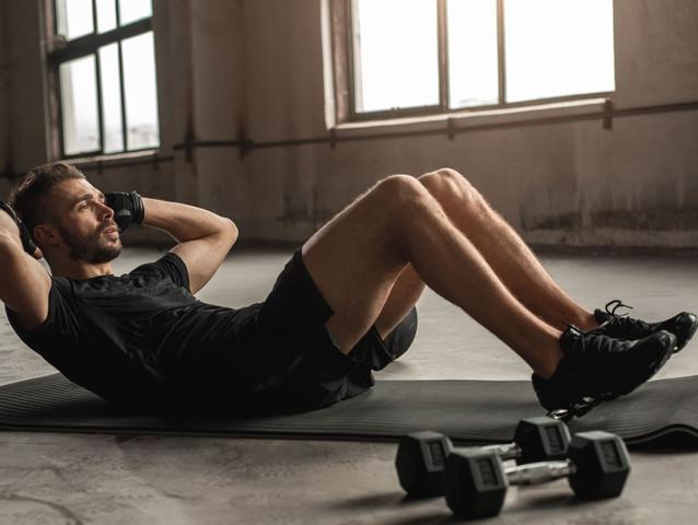 Die besten Varianten von Crunches für abwechslungsreiches Bauchmuskeltraining