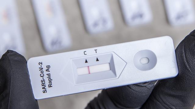 Wie reagieren, wenn der Antigen-Schnelltest positiv ist? Wie reagieren, wenn der Antigen-Schnelltest positiv ist?