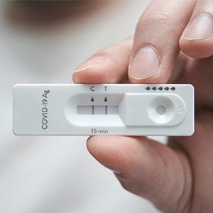 Empfehlungen für den Umgang mit einem positiven Antigen-Schnelltest Empfehlungen für den Umgang mit einem positiven Antigen-Schnelltest