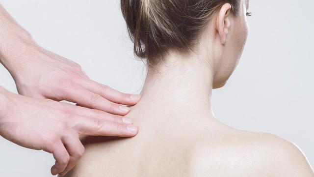 Wann ist eine ärztliche Behandlung bei einem eingeklemmten Nerv im Rücken notwendig? Wann ist eine ärztliche Behandlung bei einem eingeklemmten Nerv im Rücken notwendig?