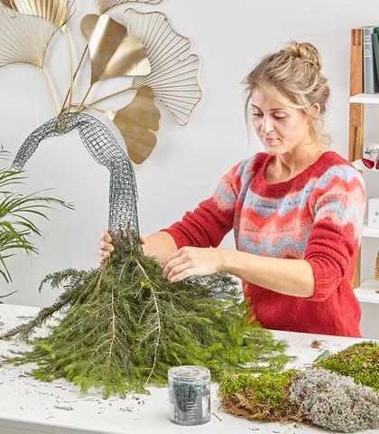 Weihnachtsdeko selber machen: Niedliche Wichtel aus Tanne und Moos