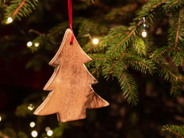 DIY Weihnachtsdeko aus Holz für den Garten: Schöne Akzente selber gestalten DIY Weihnachtsdeko aus Holz für den Garten: Schöne Akzente selber gestalten