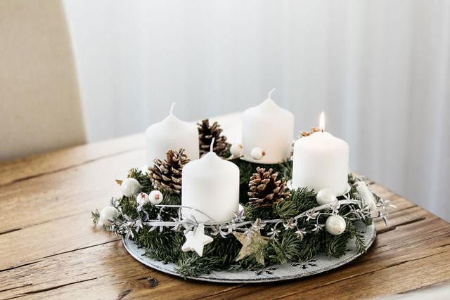 Individuelle Weihnachtskränze: Mit natürlichen Materialien zum selbstgemachten Adventsschmuck