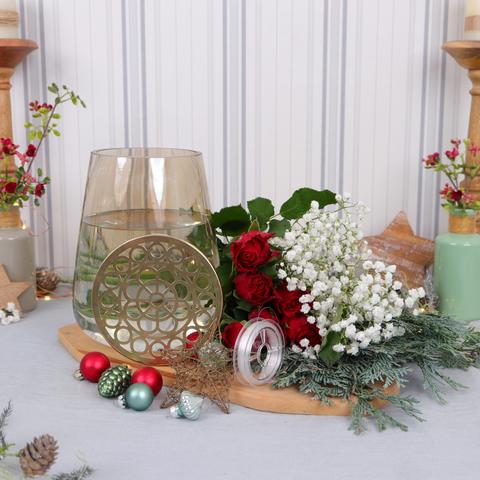 Einzigartige Dekoidee: Selbermachen eines Weihnachtsstraußes in festlichen Farben Einzigartige Dekoidee: Selbermachen eines Weihnachtsstraußes in festlichen Farben