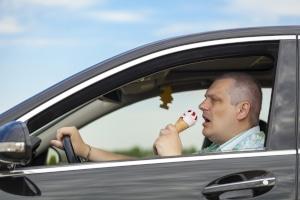 Lenkende Ablenkungen während der Fahrt: Was beeinflusst Ihre Konzentration? Lenkende Ablenkungen während der Fahrt: Was beeinflusst Ihre Konzentration?