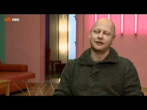 Der Zusammenhang zwischen einer Maske und der Frage "Warum liegt hier Stroh?" Der Zusammenhang zwischen einer Maske und der Frage "Warum liegt hier Stroh?"