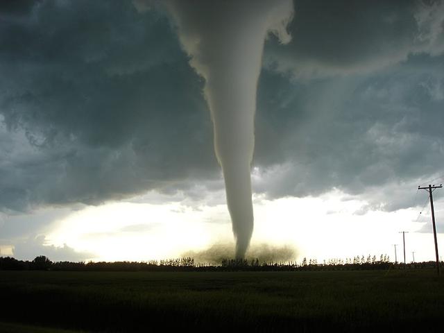 Wie entstehen Tornados? Eine Zusammenfassung des Entwicklungsprozesses Wie entstehen Tornados? Eine Zusammenfassung des Entwicklungsprozesses