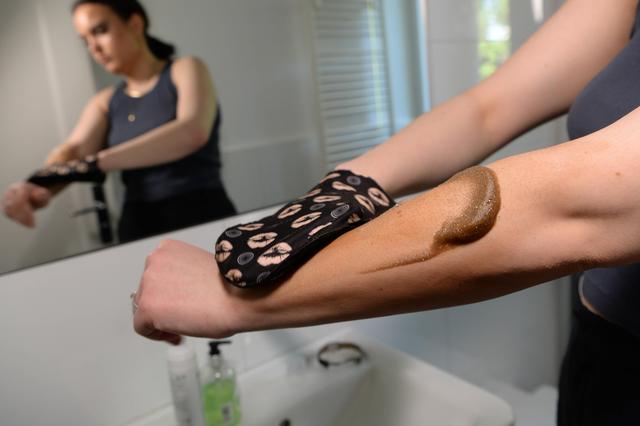 Wie lange bleibt die Bräune nach dem Auftragen von Selbstbräuner erhalten?