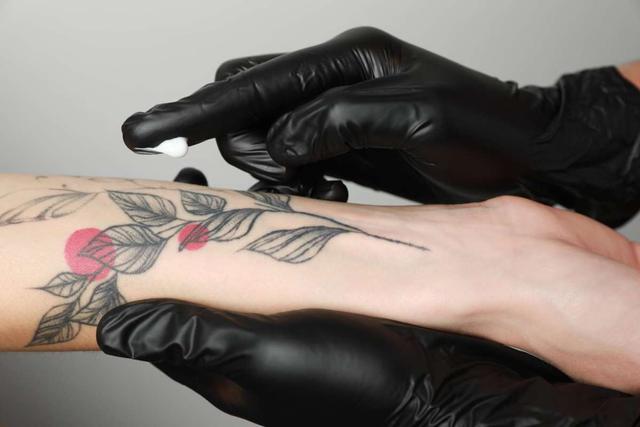 Die richtige Pflege für ein frischgestochenes Tattoo: Tipps und Tricks Die richtige Pflege für ein frischgestochenes Tattoo: Tipps und Tricks