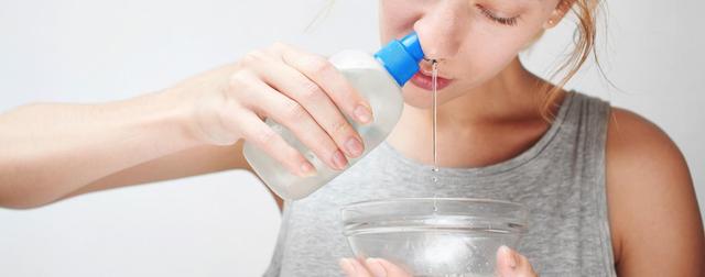 Nasenspülung in Eigenregie: So befreien Sie Ihre Nase ganz einfach