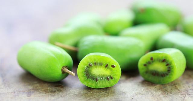 Kiwibeeren richtig essen: Schälen, schneiden oder direkt naschen? Kiwibeeren richtig essen: Schälen, schneiden oder direkt naschen?