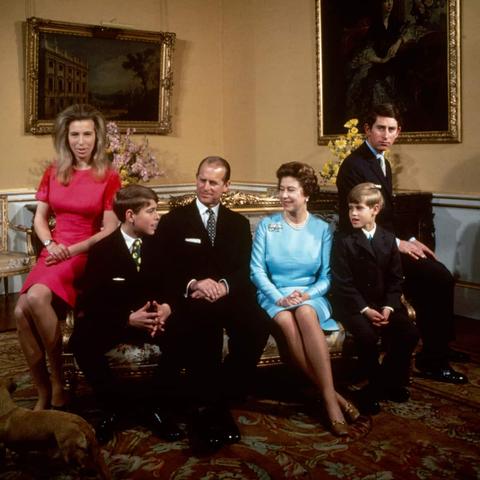 Queen Elizabeths Kindererziehung im Fokus: Ein Blick auf ihre vier Nachkommen Queen Elizabeths Kindererziehung im Fokus: Ein Blick auf ihre vier Nachkommen