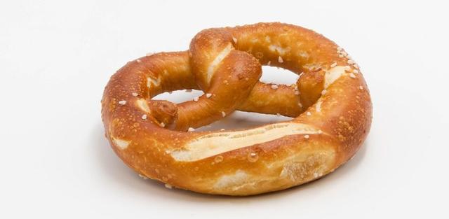 Aufgepasst bei Aufschnitten und Aufstrichen: Der erhöhte Kaloriengehalt einer Brezel