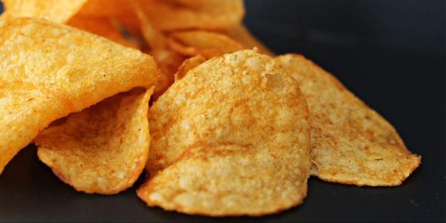 Genuss mit Folgen: Die Kalorien in einer Tüte Chips Genuss mit Folgen: Die Kalorien in einer Tüte Chips