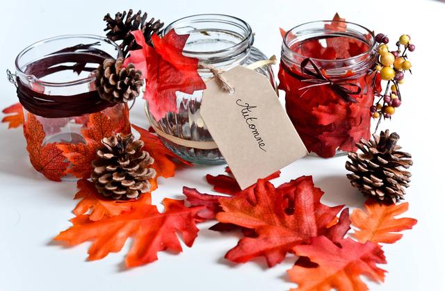 Windlichter mit Blätter-Deko selber machen - schöne DIY-Idee für stimmungsvolle Atmosphäre Windlichter mit Blätter-Deko selber machen - schöne DIY-Idee für stimmungsvolle Atmosphäre