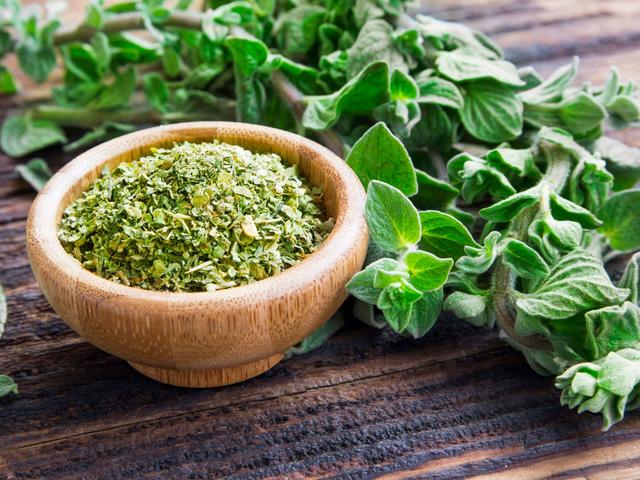 Heilpflanzen und schonende Nahrungsmittel bei Magenkrämpfen Heilpflanzen und schonende Nahrungsmittel bei Magenkrämpfen