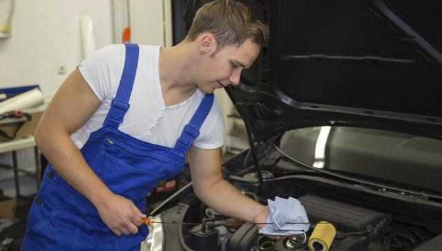 Die wichtigsten Aspekte beim Nachfüllen von Motoröl Die wichtigsten Aspekte beim Nachfüllen von Motoröl
