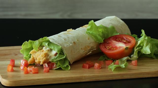 Kreative Ideen: Selbstgemachte Wraps mit köstlicher Soße Kreative Ideen: Selbstgemachte Wraps mit köstlicher Soße