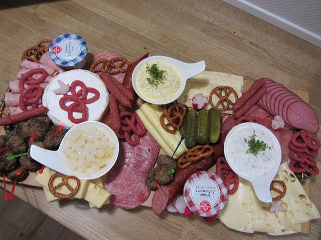 Schinken und Wurst in allen Variationen: Selbstgemachte Wurstplatten zum Genießen Schinken und Wurst in allen Variationen: Selbstgemachte Wurstplatten zum Genießen