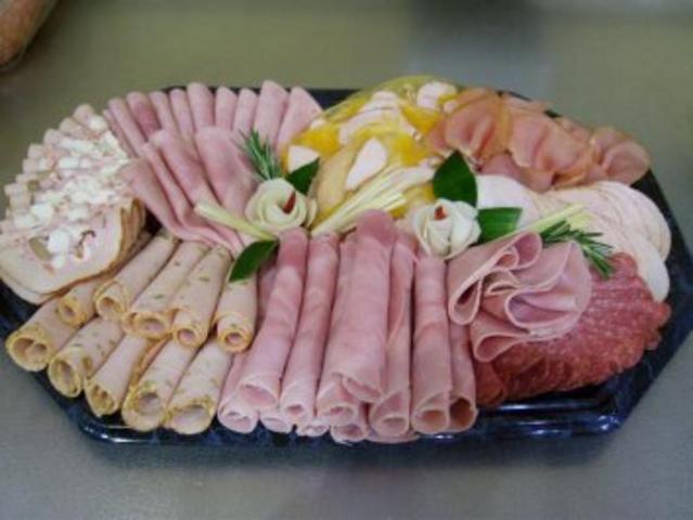 Farbenfrohe Wurstplatten mit raffinierten Käsevariationen: Ein Augenschmaus für jeden Anlass Farbenfrohe Wurstplatten mit raffinierten Käsevariationen: Ein Augenschmaus für jeden Anlass