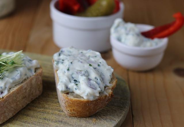 Vegane Alternative: Selbstgemachter veganer Kräuterquark mit frischen Gewürzen