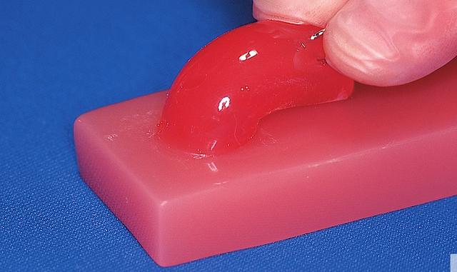 Selbst Zahnprothesen unterfüttern: Ist das möglich? Selbst Zahnprothesen unterfüttern: Ist das möglich?