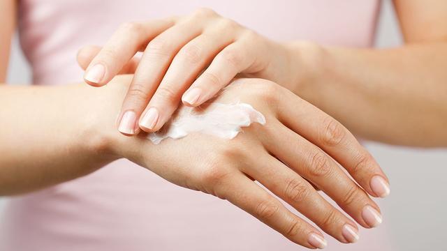 Handmaske selber machen: Natürliche Pflege für trockene Hände Handmaske selber machen: Natürliche Pflege für trockene Hände