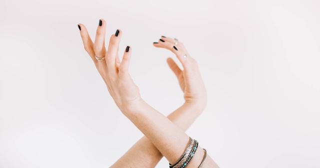 Streichelzarte Hände mit selbstgemachter Handmaske Streichelzarte Hände mit selbstgemachter Handmaske