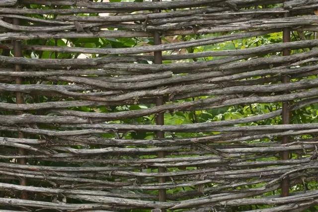 Kreativer DIY-Zaun: Nutze deine Gartenabfälle für einen einzigartigen Holzzaun Kreativer DIY-Zaun: Nutze deine Gartenabfälle für einen einzigartigen Holzzaun