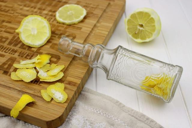 Schnelles und einfaches Rezept: Zitronenöl selber machen Schnelles und einfaches Rezept: Zitronenöl selber machen