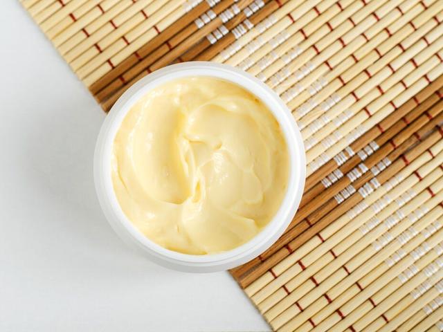 Rosmarinöl und Sheabutter: DIY-Rezept für straffende Bodylotion Rosmarinöl und Sheabutter: DIY-Rezept für straffende Bodylotion