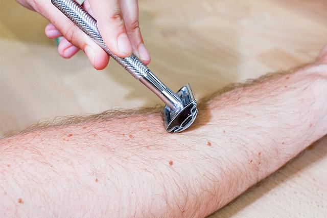 Makellose Haut nach der Rasur: 6 bewährte Tipps gegen lästige Rasierpickel Makellose Haut nach der Rasur: 6 bewährte Tipps gegen lästige Rasierpickel