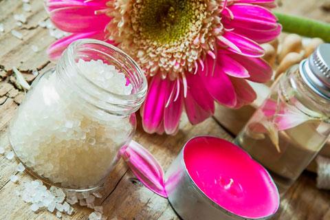 Schöne Haut ganz einfach: 6 schnelle und natürliche Salzpeelings zum Selbermachen Schöne Haut ganz einfach: 6 schnelle und natürliche Salzpeelings zum Selbermachen