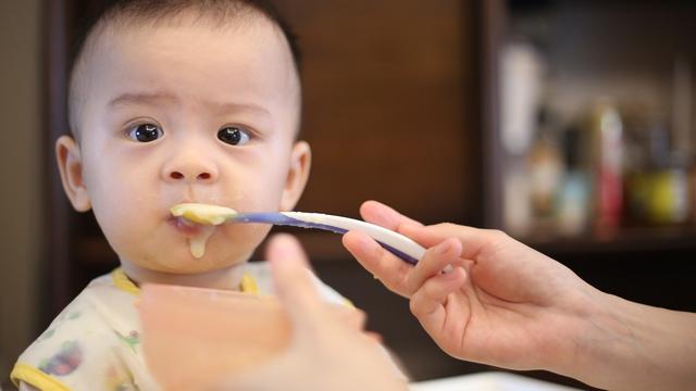 Milchprodukte und Babys: Wann sollten Eltern mit dem Joghurteinführen beginnen? Milchprodukte und Babys: Wann sollten Eltern mit dem Joghurteinführen beginnen?