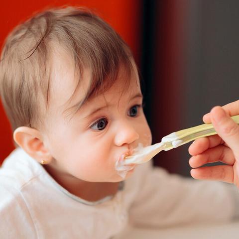 Säuglingsnahrung diversifizieren: Der Übergang zur Säuglingsmilch mit Hilfe von Joghurt